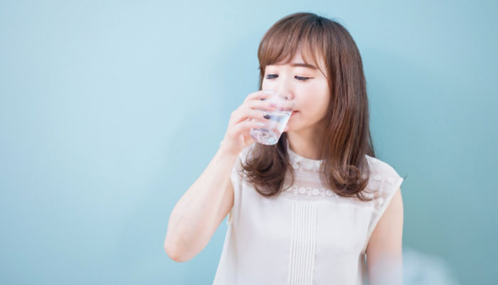 水を飲む女性の写真