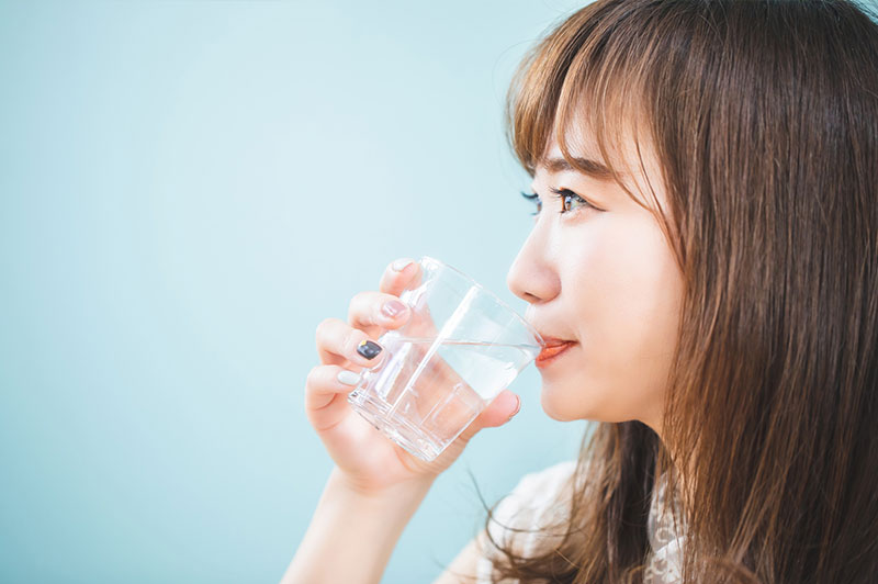 水を飲む女性の写真